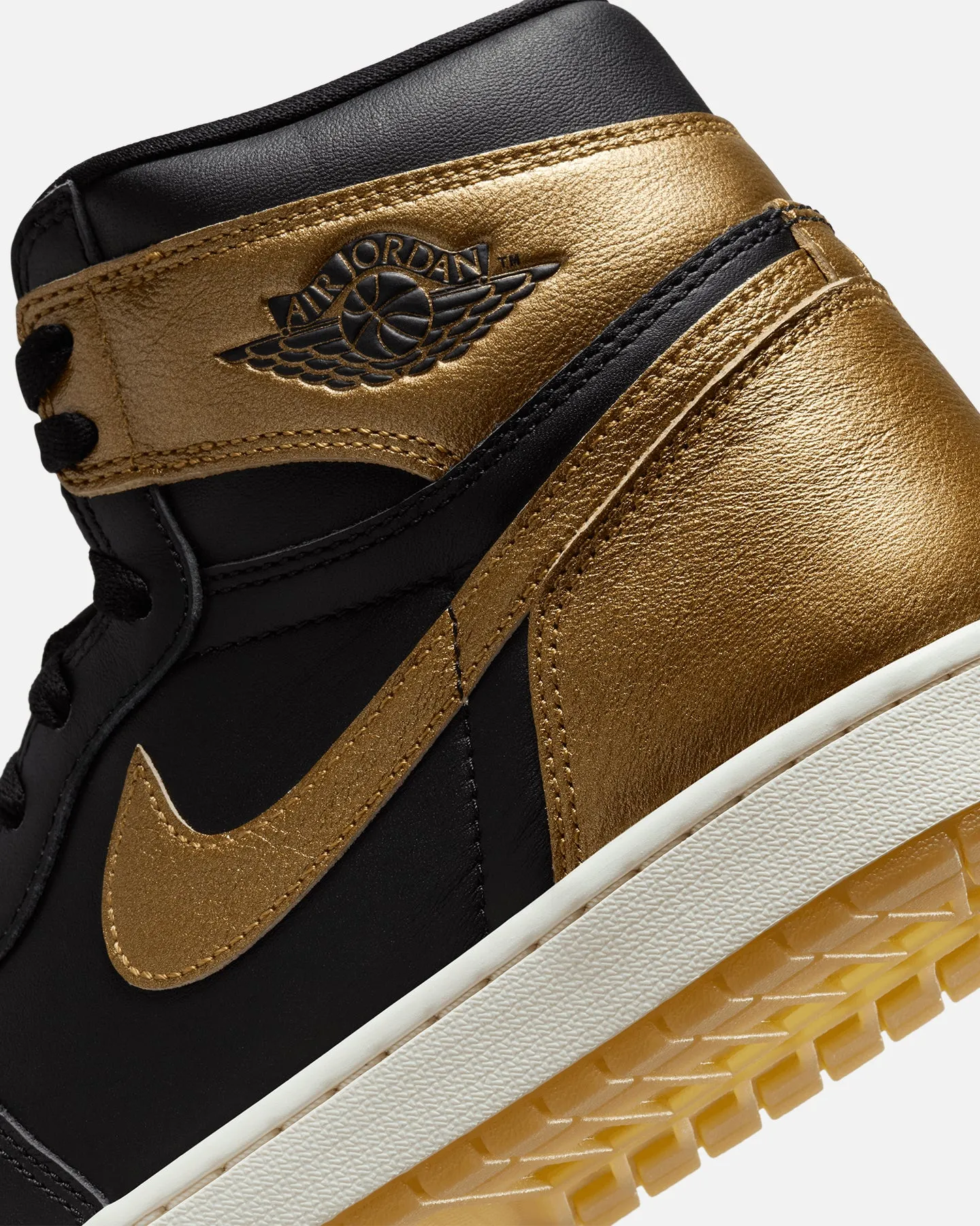 Jordan Air Jordan 1 Retro High OG "Metallic Gold" Black/Metallic